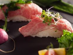 寿司と新鮮な野菜と共に