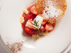 イチゴとバニラアイス ガレット添え