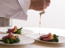 会場隣接のキッチンから、絶妙なタイミングで運び込まれる美食の数々。