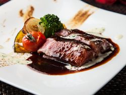国産和牛のグリエ ソースペリグーオーブン焼きした野菜を添えて
