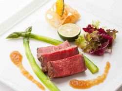 牛フィレ肉のロースト 季節野菜のサラダ添え おろしポン酢のソース