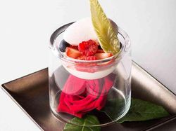 ベリーのパンナコッタ バラの香りを添えて
