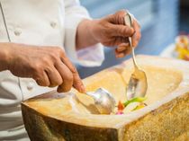 オリジナルの「食」のパフォーマンス