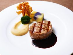 牛フィレ肉のグリエ ひよこ豆のフムスとカラフルポテトのプレッセ 赤ワインソース