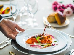 ニューオータニのウエディングメニューには開業時より脈々と受け継がれた、王道をゆく確かな美味しさがある。幾度となく国際的な祝宴で賓客をおもてなししてきた料理を、ふたりの結婚式でも振る舞おう。