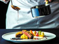 幸せなひとときを予感させるオードブルから、こころ満たされるメインディッシュによる至福のひとときを。