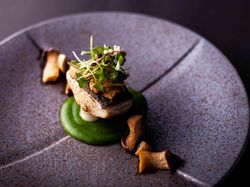 目に映るのは次々と運ばれる鮮やかな料理。ライブクッキングの香りに誘われ、食事とともに会話も弾む、優雅な時間。