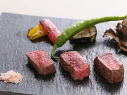 黒毛和牛のグリエ 季節の温野菜添え 二種の塩で