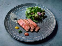 和牛ロースのステーキ 三色の野菜ピューレと炭塩で