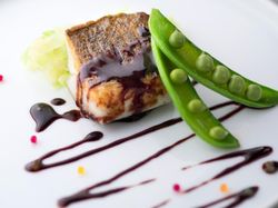 鱸のポワレ キャベツのエチュベ バルサミコソース