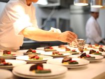 併設のライブキッチン☆圧巻のライブパフォーマンスで、至極のフレンチをさらに魅了☆