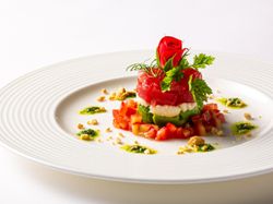 【前菜 4種】
メバチマグロとアボカド、モッツァレラチーズのミルフィーユ フルーツトマトとバジルソースで