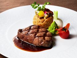 和牛フィレ肉のグリエ 芳醇なマデラを使ったソースペリグー ブーケ仕立てのシュー~幸福~