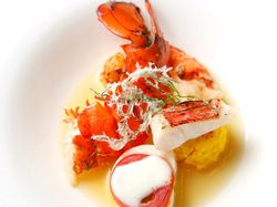 カナダ産オマールエビのポワレと金目鯛の蒸し焼き-甲殻類のコンソメに浮かべて-