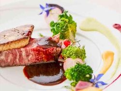 国産牛ヒレ肉のグリエ フォアグラをのせて~香り豊かな赤ワインソース~