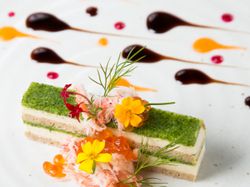 真鯛とブロッコリーのミルフィーユ ズワイガニ・イクラ・バルサミコのコンポジション