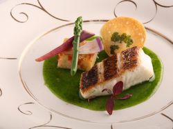 真鯛のポワレ 桜海老真薯の焼き物 ハーブ香る翡翠色ソース