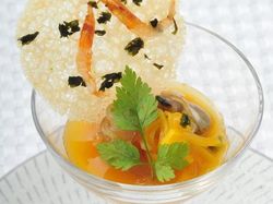 フカヒレのカクテルジェレにカリカリチーズを添えて