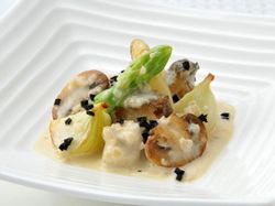 姫あわびとリドヴォーのフリカッセ 白いポルト酒とトリュフのアクセント