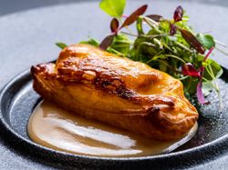 天使の海老と鮮魚のパイ包み 和風ビスクのバターソース