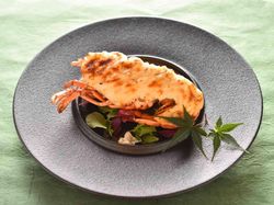 天使の海老と鮮魚のパイ包み 和風ビスクのバターソース