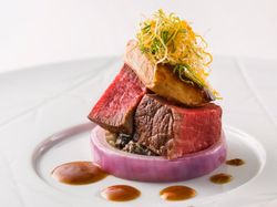 牛ロース肉のグリエ 野菜の香り豊かな赤ワインソース