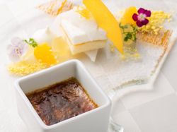 特製ほうじ茶のクレームブリュレ 季節のフルーツを使ったパルフェを添えて