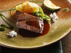 近江牛のローストビーフ
ジャガイモのグラタン仕立て季節野菜と共に