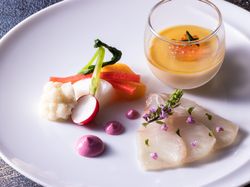 間八の軽いスモーク
柿と野菜のピクルス コンソメロワイヤル添え
京豆腐とビーツのソース