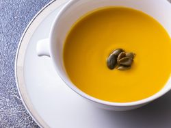 南瓜と栗のクリームスープ
パンプキンシード添え