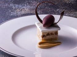 和栗のクリームとメレンゲ
カシスソルベ添え