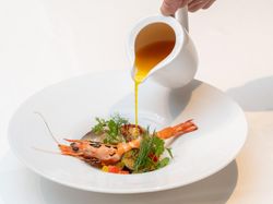 帆⽴⾙のポワレと才巻海⽼ 季節貝のサフラン風味
ブイヤベース仕⽴て