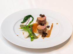 イタリア産 仔牛フィレ肉のロースト ジューソースとモリーユ茸
季節野菜のエチュベを添えて