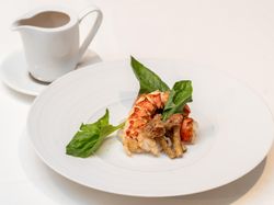 【オプション】オマール海⽼のセジール 季節の茸のリゾットとほうれん草添え
甲殻類のコンソメ 柑橘の香りと共に