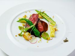 【オプション】⿊⽑和⽜ロース⾁の備⻑炭焼き ⿊胡椒風味の⾚ワインソース
旬野菜とハーブのジャルダン風