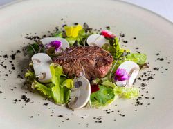 【その他】軽く燻製をかけた大塚牧場あか牛ロースの炭火焼