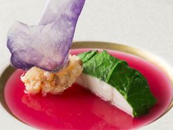 【魚料理】平目の白ワイン蒸し オマール海老、チョリソーのリゾット ビーツのコキヤージュ・ソース シャドークイーンのクリスタルチップス添え