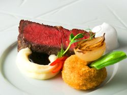 【肉料理】牛ロースのロースト カフェドパリ風 カマンベールを練りこんだシルキーポムピューレ トリュフ醤油のフォームと共に