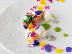 【前菜】ベストブライダルオリジナルメイドスモークサーモン 豆乳のフロマージュブラン仕立て フラワーシャワーのように