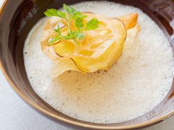 ホタテ貝のポワレとシャンピニオンのラヴィオリ
アーティチョークのクレーム
トリュフのブイヨンカプチーノ仕立て