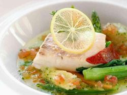 52度でゆっくり柔らかく蒸し焼きにした
和歌山県産活〆紀州梅まだい
季節野菜 レモンヴィネガーソース