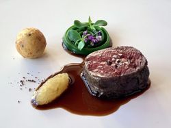 栃木県産霧降高原牛サーロインのロースト・エスプレッソの香るジュー・チーマディラーパの温かなジュレ・パイナップルとマーガオ胡椒のコンポテ