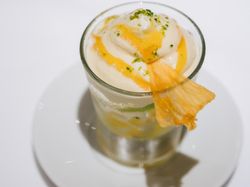 エキゾチックフレッシュフルーツと
スペイン産リキュール“マンザナ”のゼリー
パッションフルーツのミルクシェイク