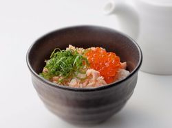 鮭とイクラの親子丼　お茶漬けで