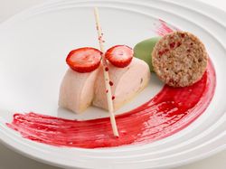 桜と小豆のムースリーヌ求肥包み　よもぎアイス添え