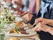 おもてなし料理をゲストの方に