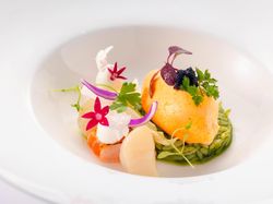 ポワブロンルージュのババロアとリゾーニ ・ タイラギ貝とサーモンのマリネ キャビアを添えて