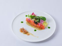 マリネした八幡平サーモンのミキュイ
焼き茄子のピューレ
ハーブ香るラヴィゴットソース