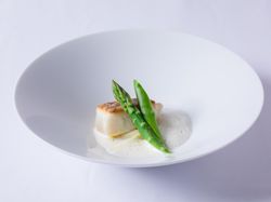 真鯛のポワレ ポワローとシャンピニオンのブレゼ
魚介エキスのエマルジョンソース