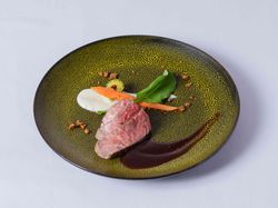 奥羽牛ロース肉のロティ
旬野菜と赤ワインソース